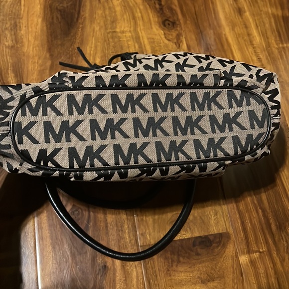 221. NWOT-Michael Kors Awesome Bag - Picture 5 of 11